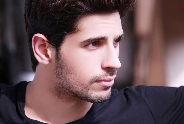 तर सिद्धर्थ मल्होत्रा म्हणतो की, ''भाऊ, तुमचा लूक कमालीचा आहे.''