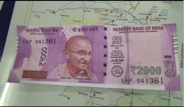 दोन हजारच्या नोटेची झेरॉक्स काढून बिअर खरेदी, तरुणाला बेड्या Virar Youth Arrested For Trying To Buy Beer With Rs 2000 Note Photocopy दोन हजारच्या नोटेची झेरॉक्स काढून बिअर खरेदी, तरुणाला बेड्या