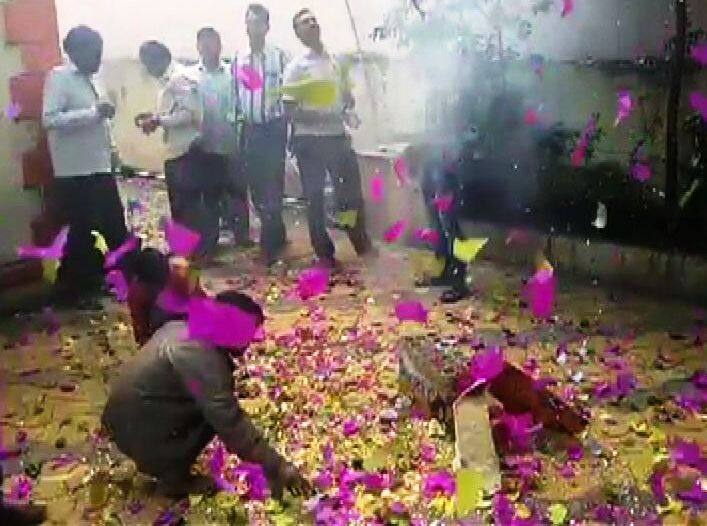 Bjp Party Wokers Throw Currency Note At Chandu Patils Celebrating Victory विधानपरिषद : विजयी जल्लोषात उधळलेल्या नोटा खेळण्यातल्या : भाजपचा दावा