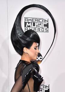 सेलिब्रिटींचे अजब ड्रेस आणि भन्नाट हेअर स्टाईल! 