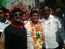 भाजप आमदार परिणय फुकेंची कुख्यात गुंडासोबत गळाभेट