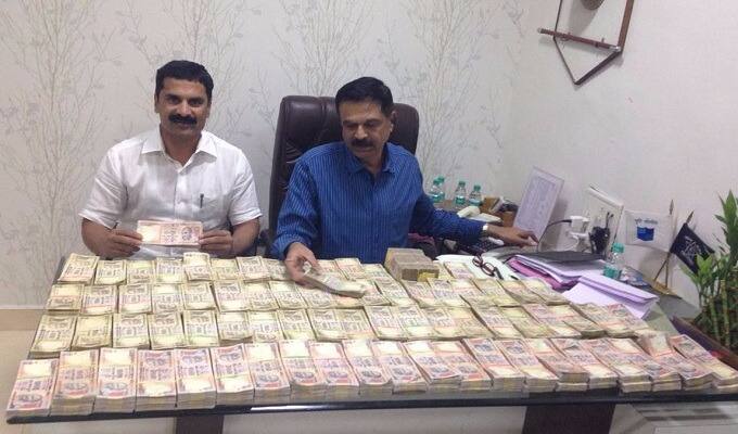 One Crore Rupees Seized From Pune पुण्यात एक कोटी रुपये पकडले, सर्व नोटा हजार, पाचशेच्या