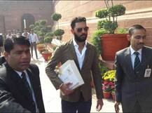 पंतप्रधानांना लग्नाचं निमंत्रण देण्यासाठी युवराज सिंह संसदेत