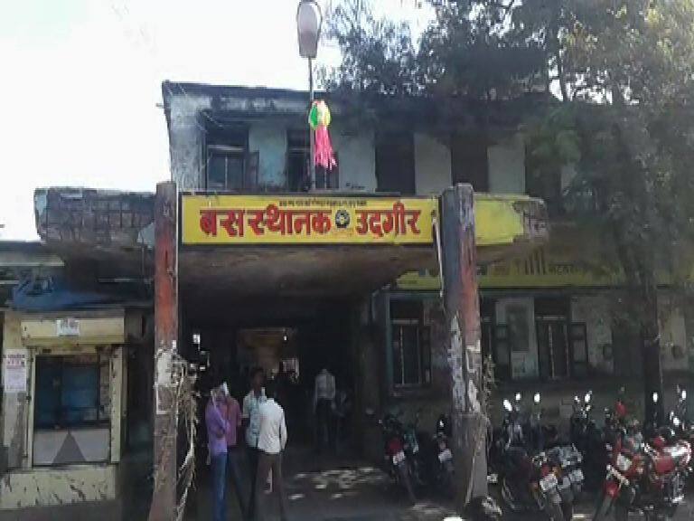 कॅशिअरची चलाखी, एसटी डेपोतून 6 लाख बदलले 6 Lacs Old Currency Changed At St Depot In Latur कॅशिअरची चलाखी, एसटी डेपोतून 6 लाख बदलले