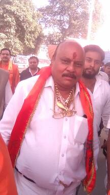 चांदीचे बूट, सोन्याची बंदूक... नवा गोल्डमॅन! 