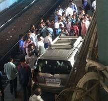 लोकल स्टेशनच्या प्लॅटफॉर्मवरच कार घुसली, चालक पोलिसांच्या ताब्यात