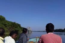 अहमदनगरमध्ये वाळू तस्करांवर मोठी कारवाई, 17 लाखांच्या बोटी उद्ध्वस्त