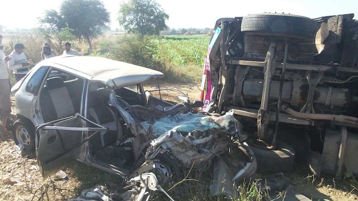 4 Dead 5 Njured In Car Truck Accident In Jalna जालन्यात कार-ट्रकचा भीषण अपघात, चौघांचा मृत्यू, 5 जण जखमी