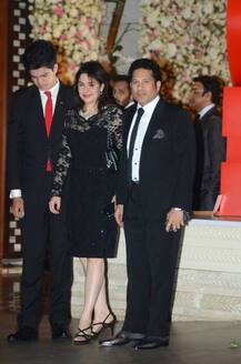 अंबानींच्या पार्टीला बड्या-बड्या सेलिब्रिटींची हजेरी