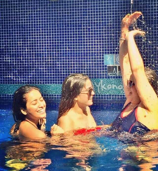 किश्वर मैत्रिणींसह स्विमिंग पूलमध्येही धम्माल केली. 