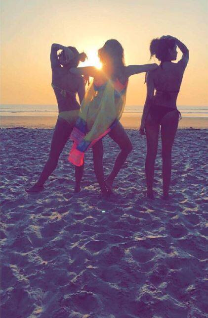 अभिनेत्री किश्वर मर्चंटच्या बॅचरलेट पार्टी! अभिनेत्री किश्वर मर्चंटच्या बॅचरलेट पार्टी!