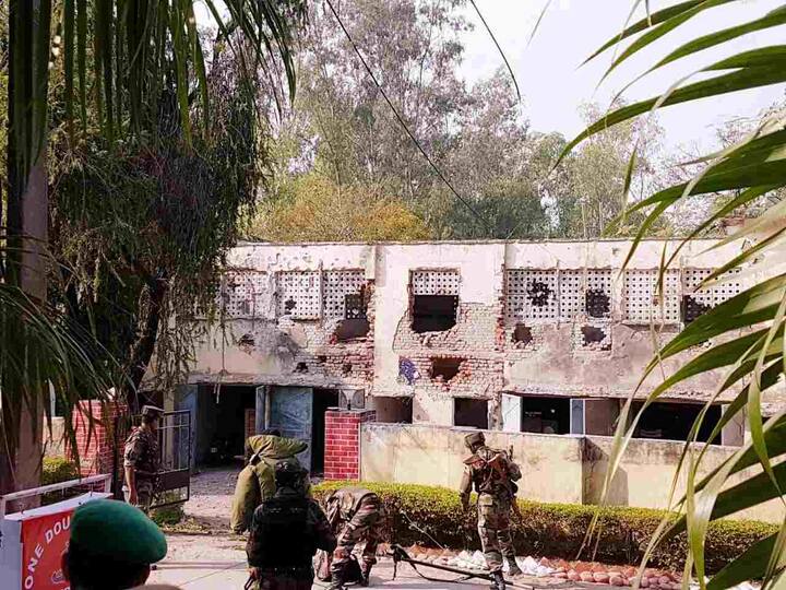 काही दहशतवाद्यांनी जवानांच्या घरावर बेछूट गोळीबार केला. 
