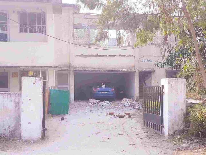 मात्र, परिस्थितीचं गांभीर्य लक्षात घेऊन याच निवासस्थानात राहणाऱ्या दोन महिलांनी निवाससथानाचं प्रवेशद्वार बंद केलं. इतकंच नाही तर दाराजवळ जड वस्तू लावून ठेवल्या. 
