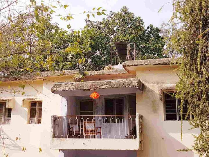 दरम्यान चकमक संपल्यानंतर साऱ्या कुटुंबियांना सुरक्षित स्थळी हलवण्यात आलं आहे.