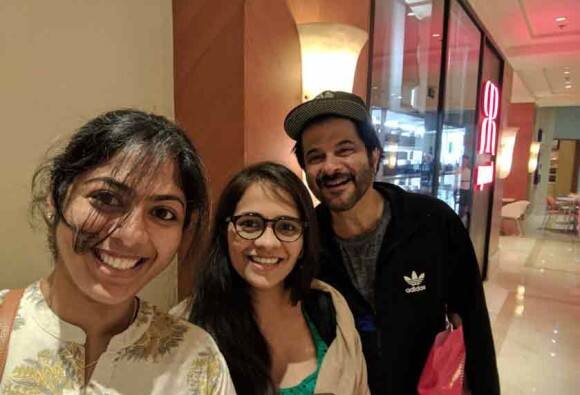 Demonetisation Drive Anil Kapoor Clicks Selfies With Fans In Atm Line पैसे काढण्यासाठी अभिनेता अनिल कपूर ATMच्या रांगेत!