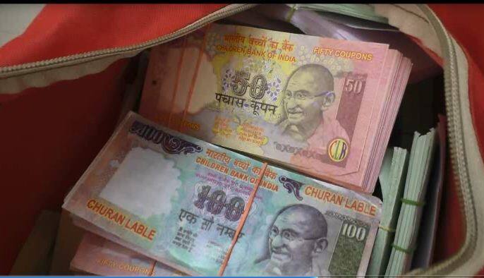 Cash Seized Worth Rs 38 Lacs In Form Of Old Notes 38 लाखांच्या हजाराच्या नोटांसोबत खेळण्यातल्या नोटा जप्त
