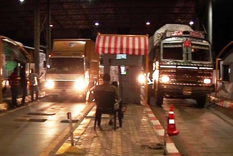 Toll Collection Resumed From Midnight Of December 2 टोलवसुलीला पुन्हा सुरुवात, टोलनाक्यावर मोठ्या रांगा