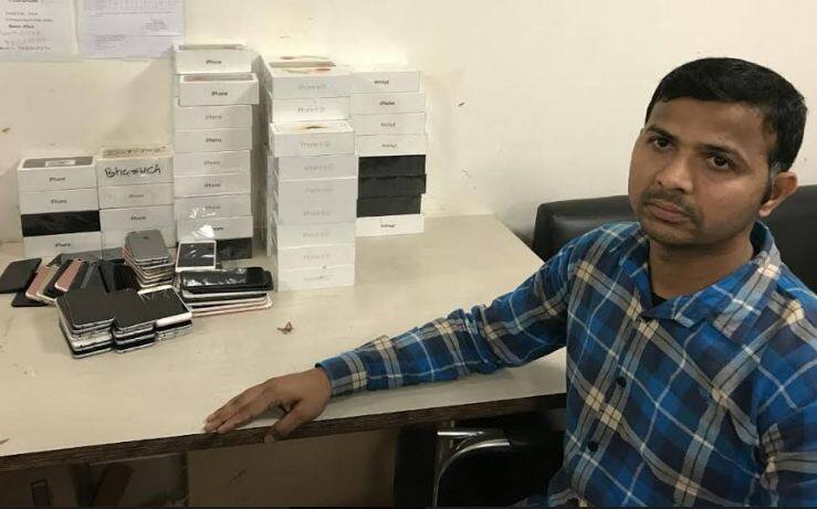 67 आयफोन, 57 मोबाईलसह मुंबई विमानतळावर दोघं अटकेत 67 Iphone And 57 Old Phones Confiscated On Mumbai Airport 67 आयफोन, 57 मोबाईलसह मुंबई विमानतळावर दोघं अटकेत