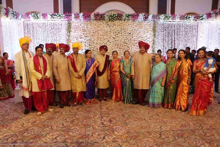 पाहा आणखी फोटो