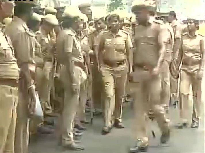 यामध्ये जयललितांच्या जवळच्या सहकारी शशिकलांचाही समावेश आहे. शशिकला जयललितांच्या घरीच राहतात.