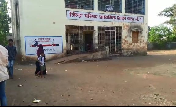 School Girl Dies As Gate Of A Govt Run School In Palghar Collapses शाळेचं गेट कोसळून पालघरमध्ये दुसरीतील विद्यार्थिनीचा मृत्यू