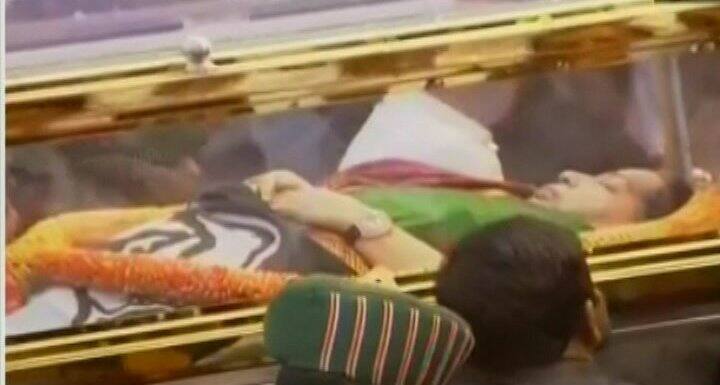 सोमवारी रात्री ११.३० वाजता अपोलो रुग्णालयात त्यांची प्राणज्योत मालवली. जयललितांना उपचारासाठी 22 सप्टेंबर रोजी रुग्णालयात दाखल करण्यात आलं होतं. रविवारी त्यांना ‘कार्डिअॅक अरेस्ट’ आल्यामुळे त्यांची प्रकृती खूपच चिंताजनक होती.