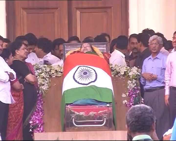 चेन्नईः तामिळनाडूच्या मुख्यमंत्री जयललिता यांचं चेन्नईतील अपोलो रुग्णालयात दीर्घ आजाराने निधन झालं. त्या 68 वर्षांच्या होत्या. जयललितांच्या रुपाने दक्षिण भारताच्या राजकारणातील दिग्गज चेहरा काळाच्या पडद्याआड गेला आहे.