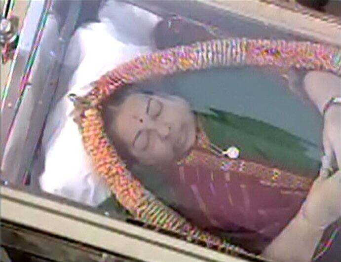 जयललिता यांच्या पार्थिवाजवळ सध्या केंद्रीय नगरविकास मंत्री व्यंकय्या नायडू, शशिकला आणि काही ठराविक आमदार आहेत.