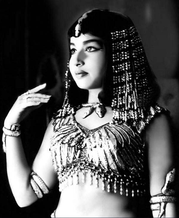 जयललिता दोन वर्षांची असताना त्यांच्या वडिलांचं निधन झालं आणि त्यानंतर आई जयललितांना घेऊन बंगळुरुला गेली. तिथे आईने तामीळ सिनेमांमध्ये काम करायला सुरुवात केली. जयललिता यांचं शालेय शिक्षण सुरु असतानाच आईने त्यांना सिनेमात काम करण्यासाठी तयार केलं. इंग्लिश भाषेत असलेला ‘एपिसल’ हा त्यांचा पहिला सिनेमा होता.