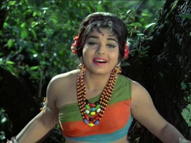 15 वर्षांच्या वयात त्यांनी कन्नड सिनेमात अभिनेत्री म्हणून काम करायला सुरुवात केली होती. विशेष म्हणजे जयललिता त्या जमान्यातील पहिली अभिनेत्री होत्या ज्यांनी मोठ्या स्क्रीनवर पहिल्यांदा स्कर्ट परिधान केला होता. त्यावेळी ही बाब फारच मोठी होती.