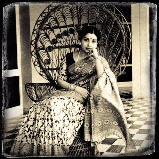 त्या काळातील सर्वात प्रसिद्ध अभिनेते एम जी रामचंद्रन यांच्यासोबतची जयललितांची जोडी फारच लोकप्रिय झाली. 1965 ते 1972 या काळात त्यांनी अनेक चित्रपट एम जी रामचंद्रन यांच्यासोबत केले. सिनेक्षेत्रातील यशस्वी कारकीर्दीत त्यांनी 300 हून अधिक तामीळ, तेलुगु, कन्नड आणि हिंदी सिनेमात काम केलं.