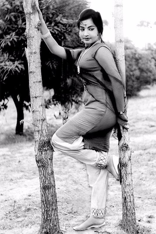 पडद्यावरचे जोडीदार एम जी रामचंद्रन हेच त्यांचे राजकीय गुरु होते. एमजीआर म्हणून प्रसिद्धे असललेल्या एम जी रामचंद्रन यांच्यासोबतच त्यांची दुसरी इनिंग राजकारणात सुरु झाली. एम जी रामचंद्रन यांनी राजकारणात प्रवेश केला तेव्हा सुमारे दहा वर्षांपर्यंत जयललितांसोबत त्यांचा काहीही संपर्क नव्हता. पण 1982 मध्ये रामचंद्रन जयललितांना राजकारणात घेऊन आले. मात्र जयललिता यांनी या गोष्टीचा नेहमीच इन्कार केला. इंग्लिश भाषा चांगली असल्याने जयललिता यांनी राज्यसभेत जावं अशी रामचंद्रन यांची इच्छा होती. जयललिता 1984-1989 पर्यंत राज्यसभेच्या सदस्य होत्या. शिवाय त्यांची पक्षाच्या प्रचार सचिवपदी नियुक्तीही करण्यात आली होती.