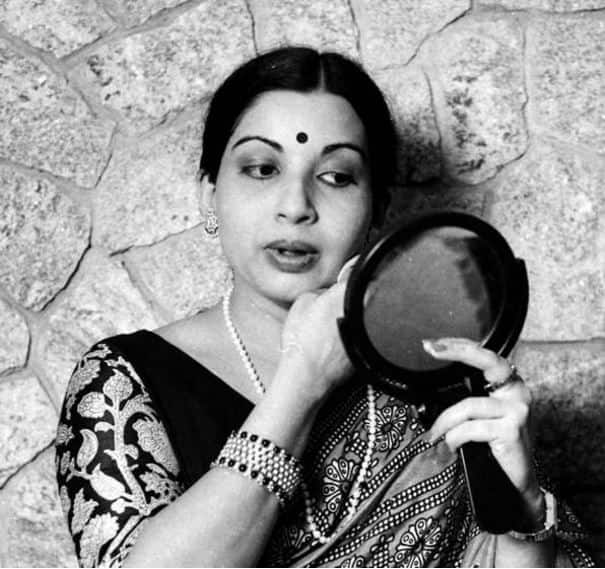 1991 मध्ये त्या पहिल्यांदा तामिळनाडूच्या मुख्यमंत्रिपदी विराजमान झाल्या. जयललिता या तामिळनाडूच्या पहिल्या महिला मुख्यमंत्री झाल्याच शिवाय तामिळनाडूच्या सर्वात कमी वयाच्या मुख्यमंत्री होण्याचा मानही त्यांनाच मिळाला.