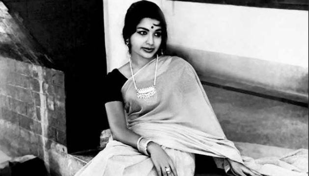 बेहिशेबी मालमत्तेप्रकरणी बंगळुरुच्या विशेष न्यायालयानं जयललिता यांना 4 वर्षाची शिक्षा आणि 100 कोटीचा दंड ठोठावला होता. त्यामुळे त्यांची रवानगी जेलमध्ये झाली होती.