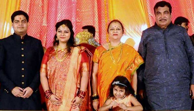 मुलीच्या लग्नाच्या रिसेप्शनमधून गडकरींनी गोड पदार्थ वगळले! Nagpur Due To Jaylalithas Death Sweet To Be Minus From Gadkaris Menu मुलीच्या लग्नाच्या रिसेप्शनमधून गडकरींनी गोड पदार्थ वगळले!