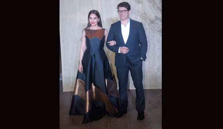 बॉलिवूडवर एकेकाळी अधिराज्य गाजवणारी अभिनेत्री मादुरी दीक्षित तिच्या पतीसोबत आली होती.