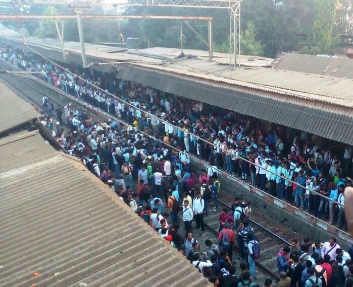 Agitation At Titwala Over Train Services To Resume On Kasara Kalyan Soon प्रवाशांना हटवलं, मध्य रेल्वेची वाहतूक सुरळीत होण्याची चिन्ह