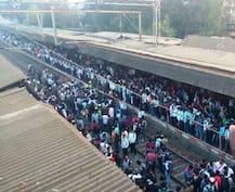 प्रवाशांना हटवलं, मध्य रेल्वेची वाहतूक सुरळीत होण्याची चिन्ह