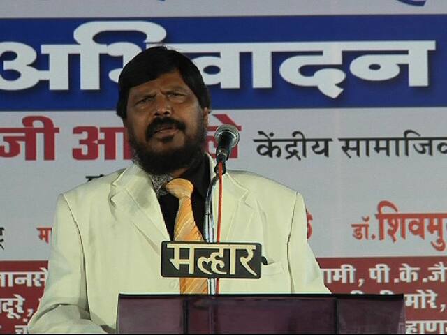 संविधानाला धक्का लावला, तर सरकारलाही धक्का लावणार:  रामदास आठवले