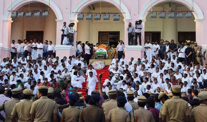 तामिळनाडुच्या मुख्यमंत्री जयललिता यांचं चेन्नईच्या अपोलो रुग्णालयात दीर्घ आजाराने निधन झालं. त्यांच्या निधनानंतर टीम इंडियाच्या अनेक खेळाडूंनी श्रद्धांजली वाहिली.