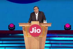 नोटाबंदी, जिओच्या ऑफरमुळे दूरसंचार कंपन्यांची कमाई घटणार