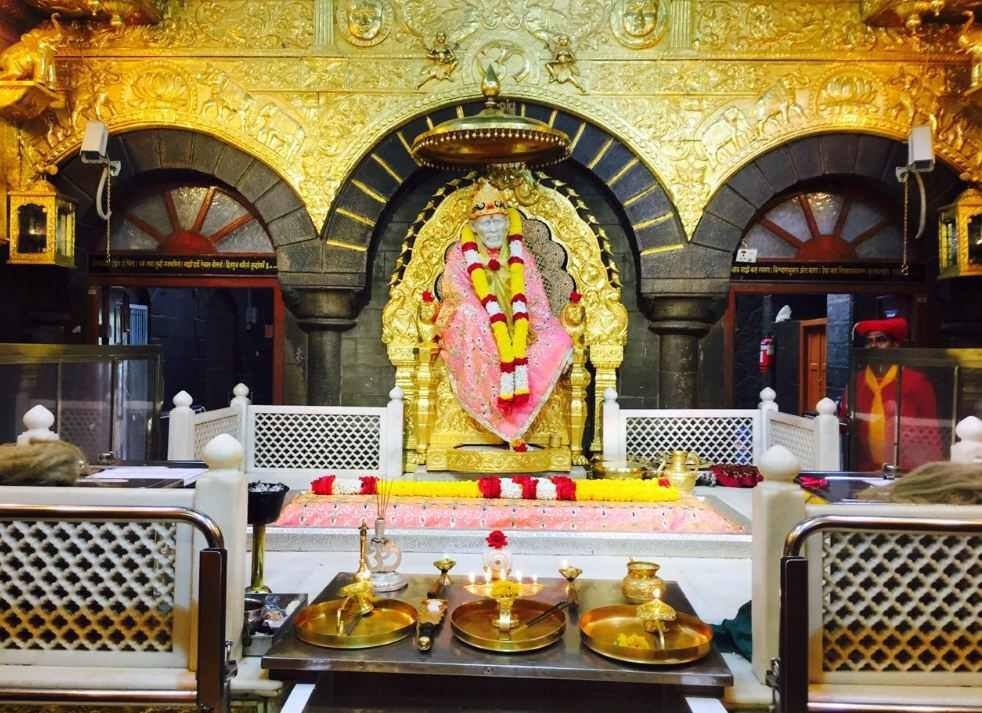 नोटाबंदीनंतर एका महिन्यात साई चरणी तब्बल 17 कोटी 43 लाखांचं दान Devotee Donates 17 Crore To Sai Sansthan Shirdi In Last One Month नोटाबंदीनंतर एका महिन्यात साई चरणी तब्बल 17 कोटी 43 लाखांचं दान