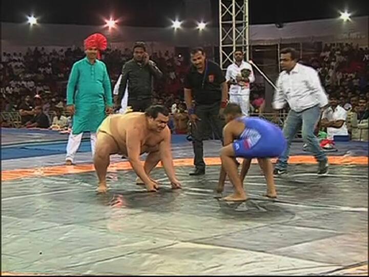 युवराज खोपडे या युवा मल्लानं सुमो पैलवानाशी दोन हात केले. 