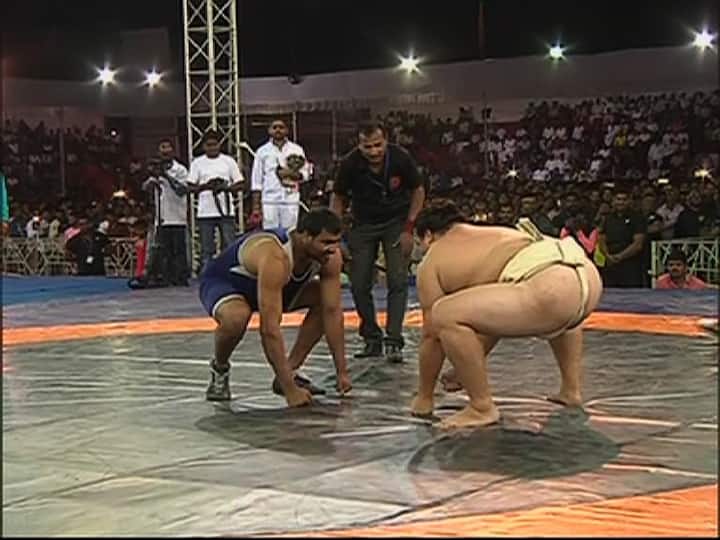 सुमो पैलवानांच्या कुस्तीला उपस्थितांनी देखील उत्स्फुर्तपणे दाद दिली. 