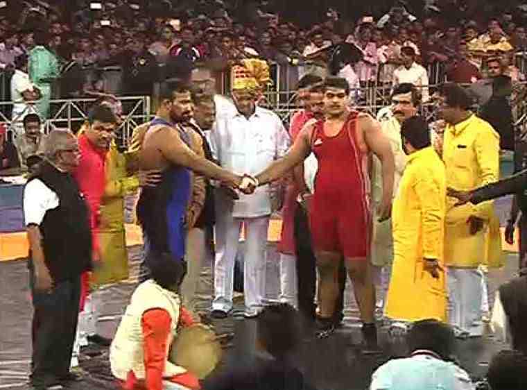 Sharad Pawar At Maharashtra Kesari Kusti Spardha राजकीय कुस्त्या लावणारे शरद पवार खऱ्याखुऱ्या आखाड्यात!