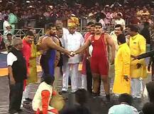 राजकीय कुस्त्या लावणारे शरद पवार खऱ्याखुऱ्या आखाड्यात!