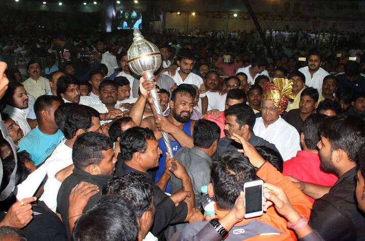 या विजयासहच विजय चौधरीनं नरसिंग यादवच्या सलग तिसऱ्यांदा महाराष्ट्र केसरी जिंकण्याच्या विक्रमाशीही बरोबरी साधली. (सर्व फोटो - अमित फोटो आर्ट)