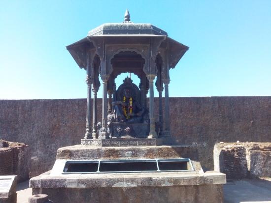 Raigad Shivaji Mahraj Sword Theft महाराजांच्या पुतळ्यावरील तलवारीचा काही भाग चोरीला, अज्ञाताविरोधात गुन्हा दाखल