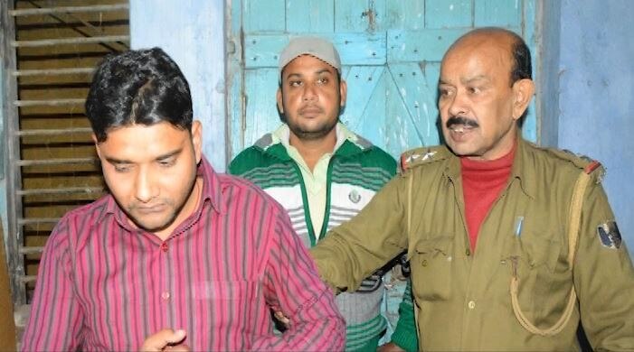 अतुलने स्थानिक पोलीस स्थानकात तक्रार दाखल केली. या तक्रारी दोन तरुणांनी त्याच्या एटीएमची अदलाबदली केल्याचे म्हणले आहे. यानंतर या दोघांनी एटीएममधून दागिने खरेदी केल्याचे म्हणले आहे. मात्र, याप्रकरणी पोलिसांनी एका आरोपीला अटक केली आहे.