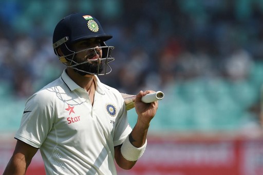 इंग्लंड विरुद्धच्या तिसऱ्या कसोटी मालिकेतही विराटने चमकदार कामगिरी करुन वानखेडे स्टेडीअममध्ये तिसरे द्विशतक झळकावले.